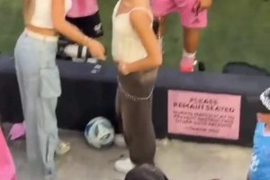 家人永遠(yuǎn)排在第一位！梅西領(lǐng)獎后第一時間與妻子安東內(nèi)拉擁抱