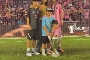 賽后梅西和家人一起與球迷、獎杯合影??