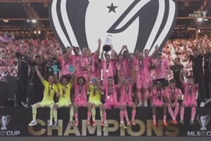 率隊奪美職聯(lián)總冠軍！梅西捧起冠軍獎杯全隊歡呼慶祝！