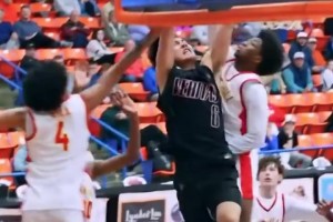 扣的就是五星高中生！張博源一步過掉防守，迎著兩個人完成暴扣！