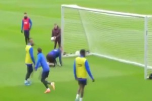 他簡直就是超人！名場面：耶德林超級魚躍沖頂破門！