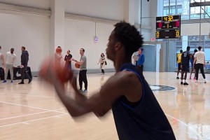 明年?duì)钤鬅衢T??AJ·迪班薩這跳投動(dòng)作，穩(wěn)定但好像慢了點(diǎn)？